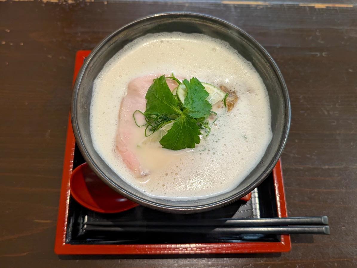 「豚白湯創作麺処 友池」豚足と香味野菜でとったスープが絶品
