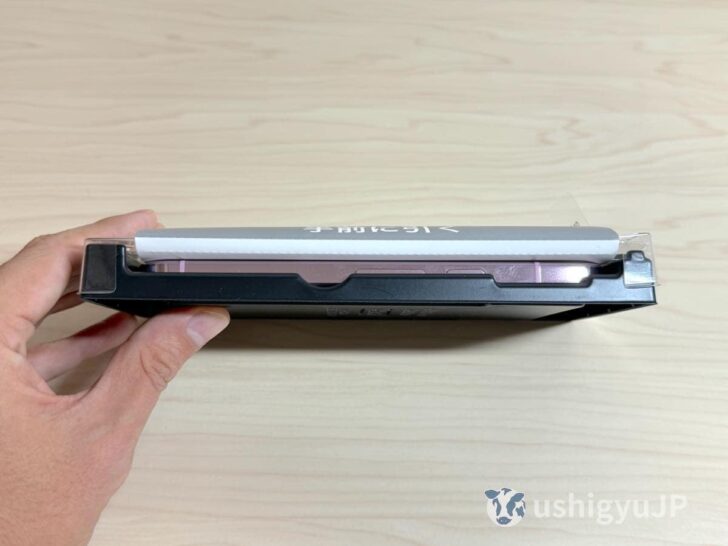 Pixel 9 Proを、ガラスフィルムを内蔵したトレーにセット