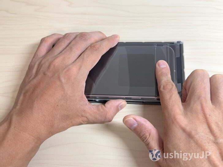 ガラスフィルムを押さえる